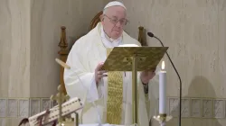 Dringlicher Aufruf zur Umkehr: Papst Franziskus predigt in der Kapelle von Santa Marta am Osterdienstag, 14. April 2020. / Vatican Media