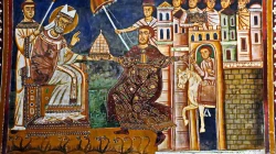 Silvester erhält von dem vor ihm knienden Kaiser Konstantin die Insignien der weltlichen Macht über die Stadt Rom. / Peter1936F / CC BY-SA 3.0