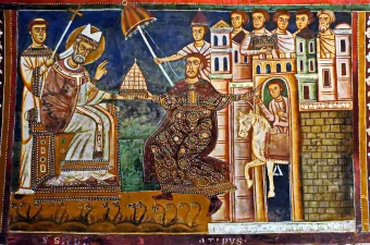 Silvester erhält von dem vor ihm knienden Kaiser Konstantin die Insignien der weltlichen Macht über die Stadt Rom. / Peter1936F / CC BY-SA 3.0