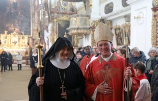 Abt Barnabas Bögle weihte M. Elisabeth Hartwig zur neuen Äbtissin der Benediktinerinnenabtei St. Walburg in Eichstätt / Andreas Schneidt / pde