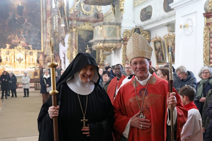 Abt Barnabas Bögle weihte M. Elisabeth Hartwig zur neuen Äbtissin der Benediktinerinnenabtei St. Walburg in Eichstätt