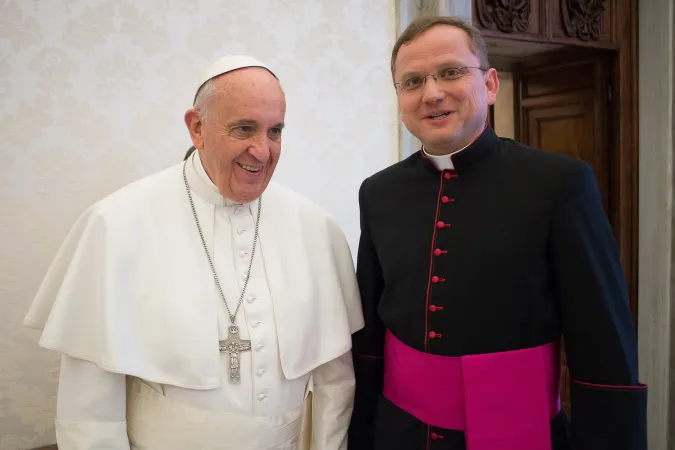 Erzbischof Janusz Urbanczyk mit Papst Franziskus.