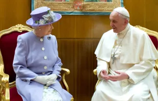 Papst Franziskus und Königin Elisabeth II. / Vatican Media