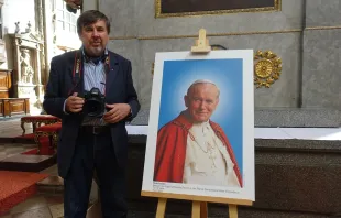 Grzegorz Galązka mit dem Porträt des Papstes.  / Joanna Łukaszuk-Ritter