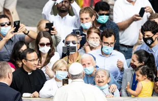 Auch im Vatikan ist der Mundschutz Pflicht: Pilger begrüßen Papst Franziskus am 2. September 2020. / Daniel Ibanez / CNA Deutsch 