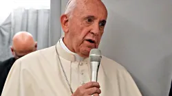 Papst Franziskus an Bord des Fliegers von Panama nach Rom am 27. Januar 2019 / Mercedes De la Torre / CNA Deutsch