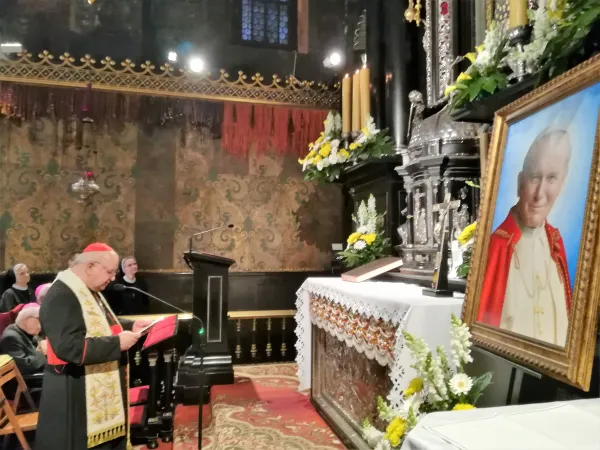 Kardinal Stanisław Dziwisz vor einem Bildnis Johannes Pauls II. beim Gedenken an den 40. Jahrestag der Polenreise