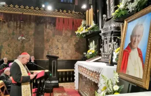 Kardinal Stanisław Dziwisz vor einem Bildnis Johannes Pauls II. beim Gedenken an den 40. Jahrestag der Polenreise / Joanna Lukaszuk-Ritter