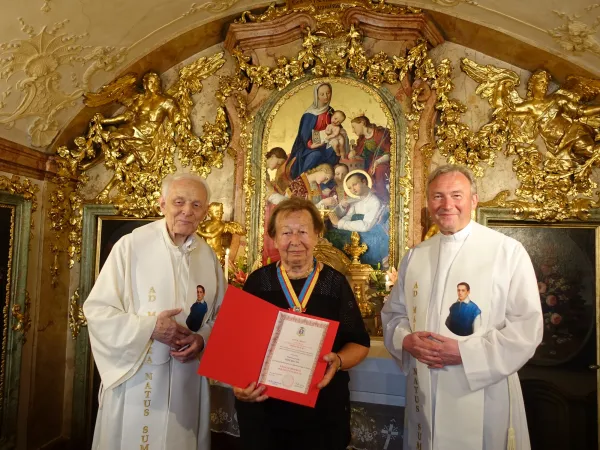 Pater Michael Zacher, Nora Brandl und Prälat Andrzej Maciejewski (von links) in der Stanislaus-Kostka-kapelle in Wien. 