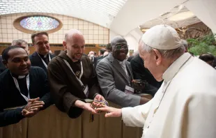Papst Franziskus begrüßt Pater John Paul Mary Zeller bei einem Treffen mit Missionaren der Barmherzigkeit im Vatikan am 25. April 2022 / Vatican Media
