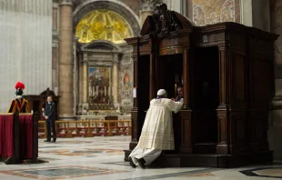 Papst Franziskus beichtet im Petersdom am 28. März 2014. / L'Osservatore Romano  