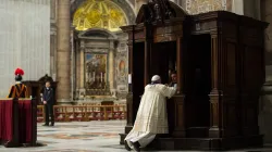 Papst Franziskus beichtet im Petersdom am 28. März 2014. / L'Osservatore Romano  