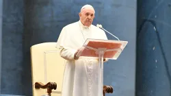 Papst Franziskus predigt am Abend des 27. März 2020 vor dem menschenleeren Petersplatz / Vatican Media