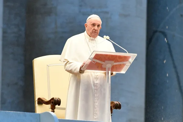 Papst Franziskus predigt am Abend des 27. März 2020 vor dem menschenleeren Petersplatz / Vatican Media