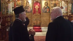 Metropolit Elpidophoros (links) erläutert Kardinal Marx die Klosterkirche auf Chalki.
 / Deutsche Bischofskonferenz