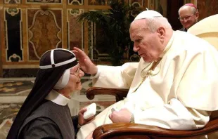 Mutter Tekla mit Papst Johannes Paul II.  / pd 