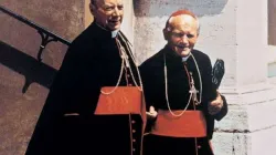 Kardinal Stefan Wyszyński mit Kardinal Karol Wojtyła, dem späteren Papst Johannes Paul II. / Adam Bujak/Biały Kruk.