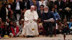 Papst Franziskus und Pater Pedro Opeka in Akamasoa (Madagaskar) am 8. September 2019 / Vatican Media Pool
