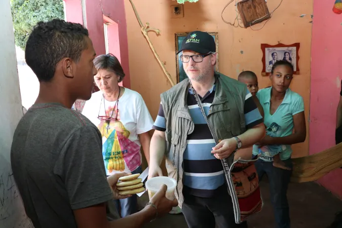 Der Venezuela-Referent des Lateinamerika-Hilfswerks Adveniat, Reiner Wilhelm, beim Besuch einer Familie in einem Armenviertel der venezolanischen Stadt Coro. In der Pfarrgemeinde kochen die Menschen gemeinsam, um dann insbesondere arme Familien, behinderte und alte Menschen mit Suppe zu versorgen.