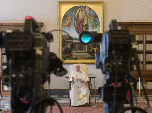 Kameras im Apostolischen Palast: Papst Franziskus bei der im Internet übertragenen Generalaudienz am Hochfest der Verkündigung des Herrn, 25. März 2020.