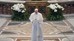 Papst Franziskus spendet den Segen Urbi et Orbi aus dem Petersdom am Ostersonntag, 12. April 2020 / Vatican Media