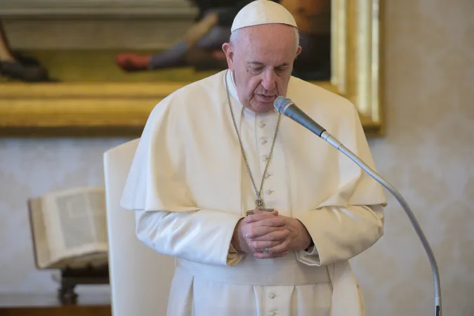Papst Franziskus im Gebet.