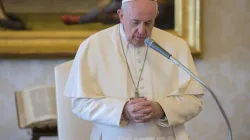 Papst Franziskus im Gebet. / Vatican Media