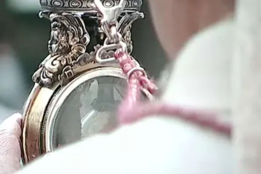 Kardinal Sepe segnet die Stadt am 2. Mai 2020.  / Vatican Media 