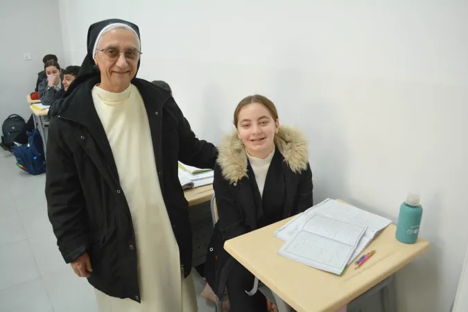 Eine Ordensfrau in einem neu eröffneten Klassenzimmer der Al-Tahira-Sekundarschule