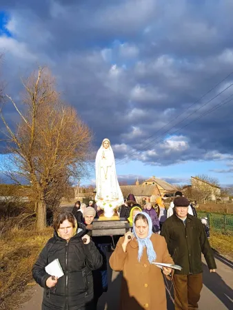 Fatimaprozession von ukrainischen Katholiken in der Region Schytomyr nach Kriegsbeginn.