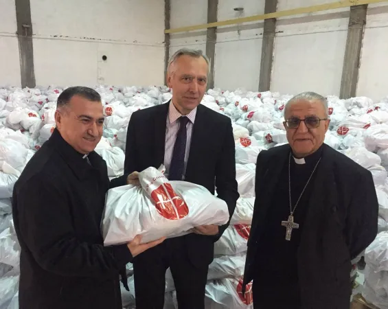er damalige EU-Sonderbeauftragte Jan Figel (Mitte) nahm bei einem Besuch im Nordirak im Jahr 2017 auch die Lebensmittelverteilung von "Kirche in Not" an christliche Binnenflüchtlinge in Augenschein.