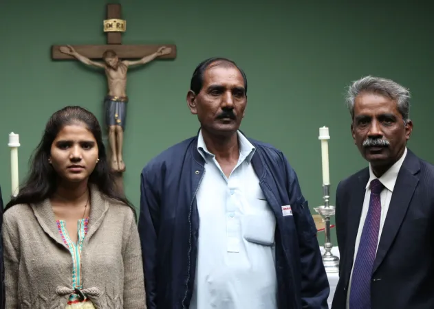Joseph Nadeem (rechts) mit Eisham Ashiq und Ashiq Masih, Tochter und Ehemann von Asia Bibi.