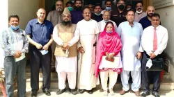 Pater James Channan (Mitte) zusammen mit Imam Allama Muhammad Zubair Abid (links), Politikern und Vertretern des Punjab-Instituts in Lahore.  / P. James Channan OP