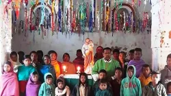 Pfarrer George Kerketta mit Jugendlichen der Pfarrei St. Josef in Dolda/Indien. / Kirche in Not