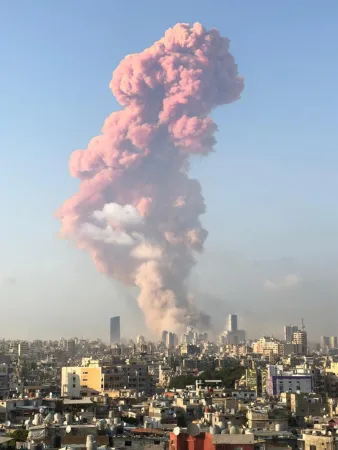 Rauchwolke nach der Explosion im Beiruter Hafenviertel.