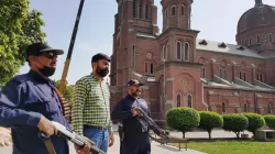 William Arif Khan (Mitte) und bewaffnete Sicherheitskräfte vor der Kathedrale von Lahore. / Kirche in Not