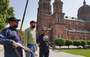 William Arif Khan (Mitte) und bewaffnete Sicherheitskräfte vor der Kathedrale von Lahore. / Kirche in Not