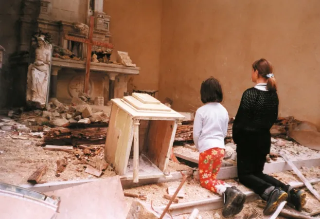 Zwei Beterinnen in einer kriegszerstörten Kirche im Erzbistum Vhrbosna (2001)