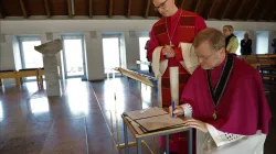 Bischof Franz Jung (links) und der neue Generalvikar, Jürgen Vorndran, bei der Unterzeichnung des Glaubensbekenntnisses. / Markus Hauck (POW)