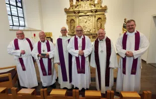 Feierten mit Weihbischof em. Helmut Bauer (vierter von links) an dessen 90. Geburtstag eine heilige Messe in der Hauskapelle des Bischofshauses (von links): Dompfarrer Stefan Gessner, Bischof em. Dr. Friedhelm Hofmann, Bischof Dr. Franz Jung, Weihbischof Ulrich Boom und Generalvikar Dr. Jürgen Vorndran. / Markus Hauck (POW)