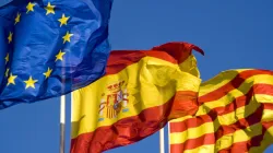 Die Fahnen der Europäischen Union, Spaniens und Kataloniens / Wikimedia / Jaume Fabras (CC BY-SA 3.0)