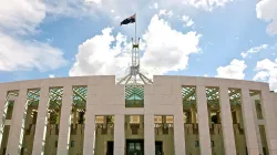 Parliament House in Canberra (Australien) / Wikimedia / Alex Proimos (CC BY 2.0) 