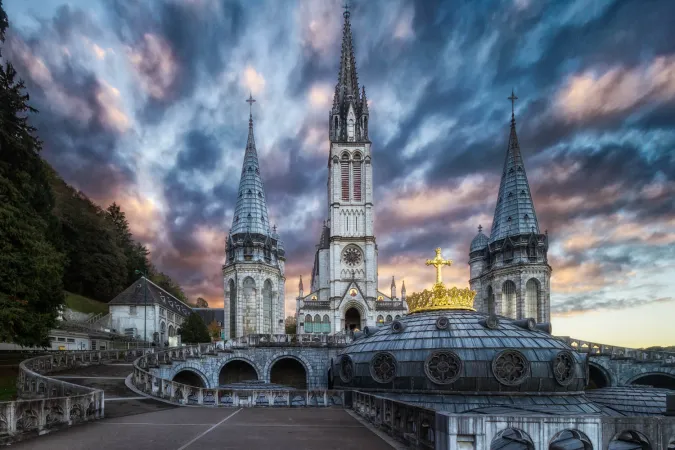 Blick auf die Rosenkranz-Basilika und die Türme der "Oberen Basilika" von Lourdes