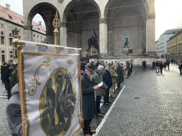 Gebet in Formation vor der Feldherrnhalle: Die stille Kundgebung in München am 18. Januar 2020