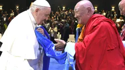 Khamba Nomun Khan, das Oberhaupt des Gandan-Klosters in Ulaanbaatar, und Papst Franziskus bei seinem Auftritt bei der Veranstaltung zum interreligiösen Dialog im Hun-Theater in der Mongolei am 3. September 2023 / Vatican Media