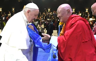 Khamba Nomun Khan, das Oberhaupt des Gandan-Klosters in Ulaanbaatar, und Papst Franziskus bei seinem Auftritt bei der Veranstaltung zum interreligiösen Dialog im Hun-Theater in der Mongolei am 3. September 2023 / Vatican Media