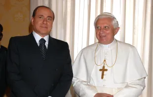 Papst Benedikt XVI. bei einer Begegnung mit dem italienischen Politiker Silvio Berlusconi / Vatican Media (Archiv)