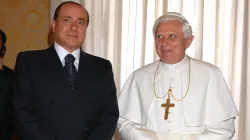 Papst Benedikt XVI. bei einer Begegnung mit dem italienischen Politiker Silvio Berlusconi / Vatican Media (Archiv)