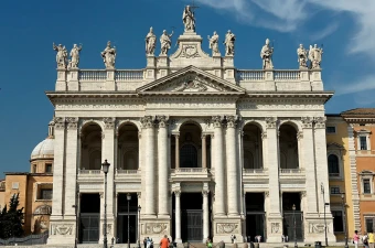 Die Fassade der antiken Lateranbasilika, der Kathedrale des Bistums Rom. / Marie-Lan Nguyen via Wikimedia (CC BY 2.5) 
