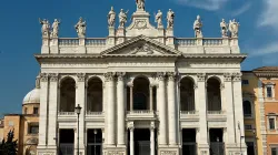 Die Fassade der antiken Lateranbasilika, der Kathedrale des Bistums Rom. / Marie-Lan Nguyen via Wikimedia (CC BY 2.5) 